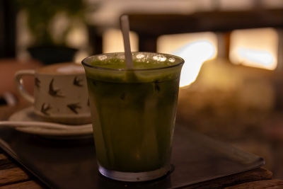 Waarom iedereen nu afwisselt tussen wijn en water